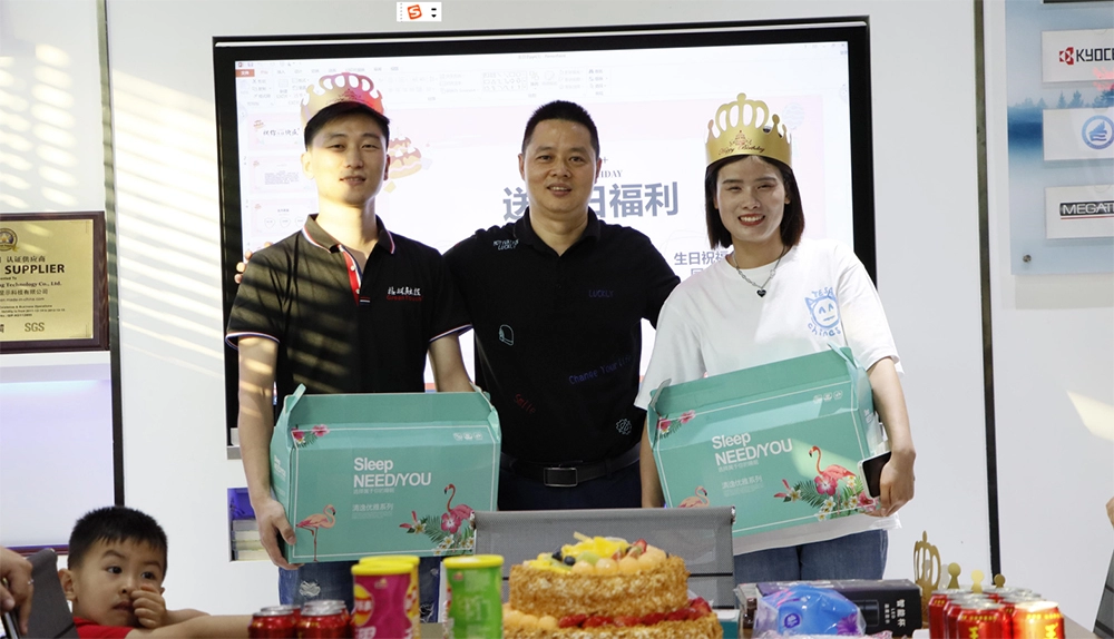 Вечеринка по случаю дня рождения сотрудников в апреле 2022 года.