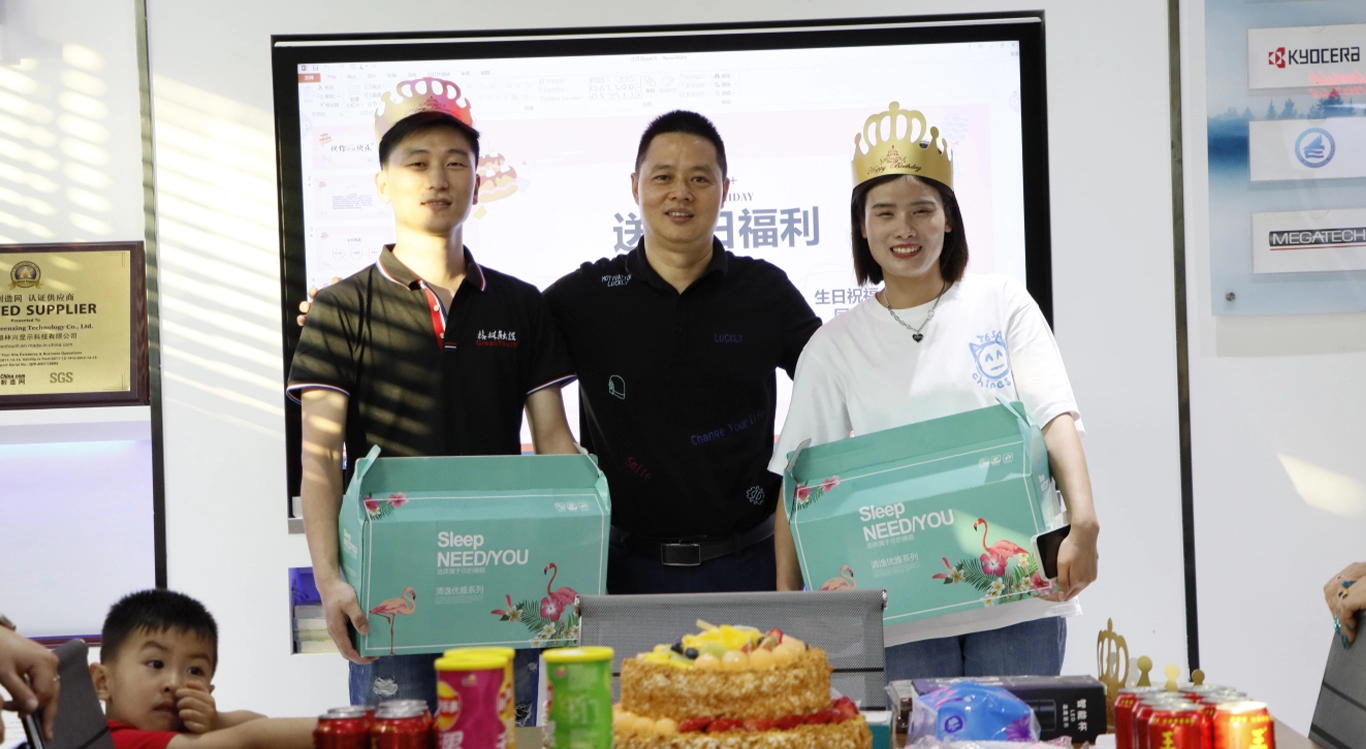 Корпоративная вечеринка по случаю дня рождения в апреле 2020 года.