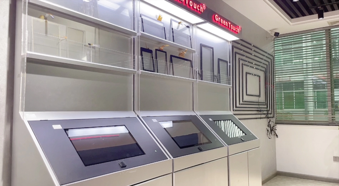 Демонстрационный зал с сенсорными экранами