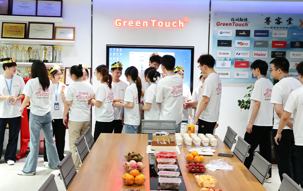 Душевный праздник! GreenTouch проводит радостную майскую вечеринку по случаю дня рождения сотрудника